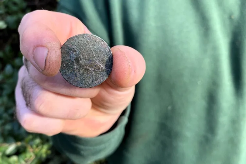 Trabalhadores encontram moeda centenária de 1924 em parque na Inglaterra