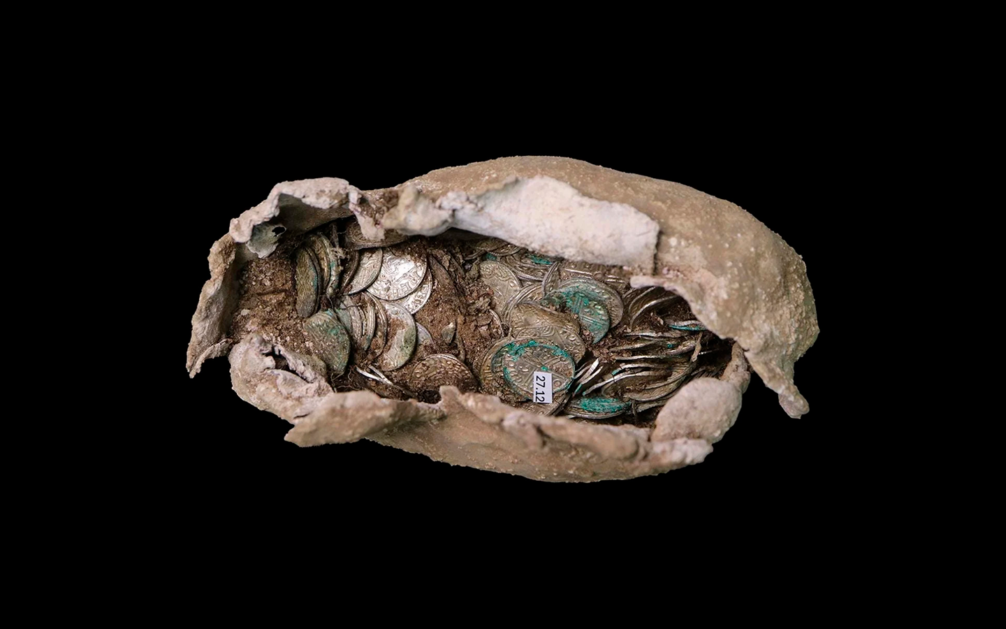 Arqueólogo iniciante encontra 321 moedas medievais em escavação na Inglaterra