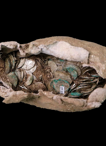 Arqueólogo iniciante encontra 321 moedas medievais em escavação na Inglaterra