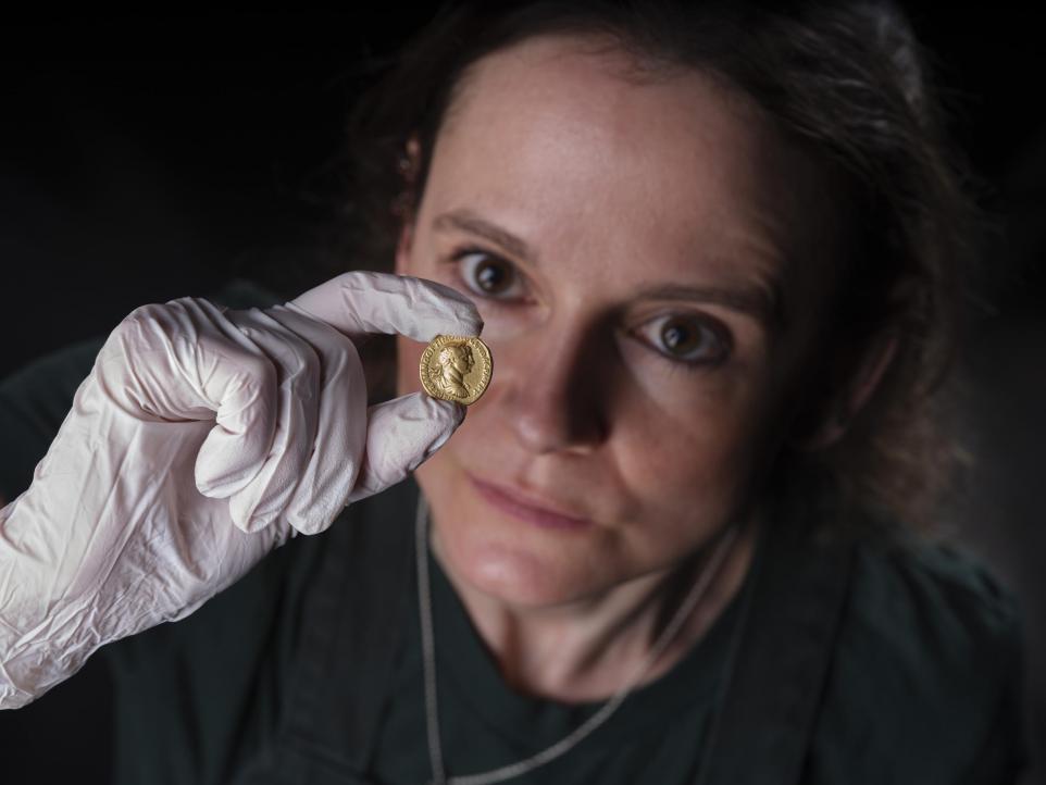 Moeda de Ouro Romana de 2.000 Anos Descoberta na Escócia é Exibida ao Público