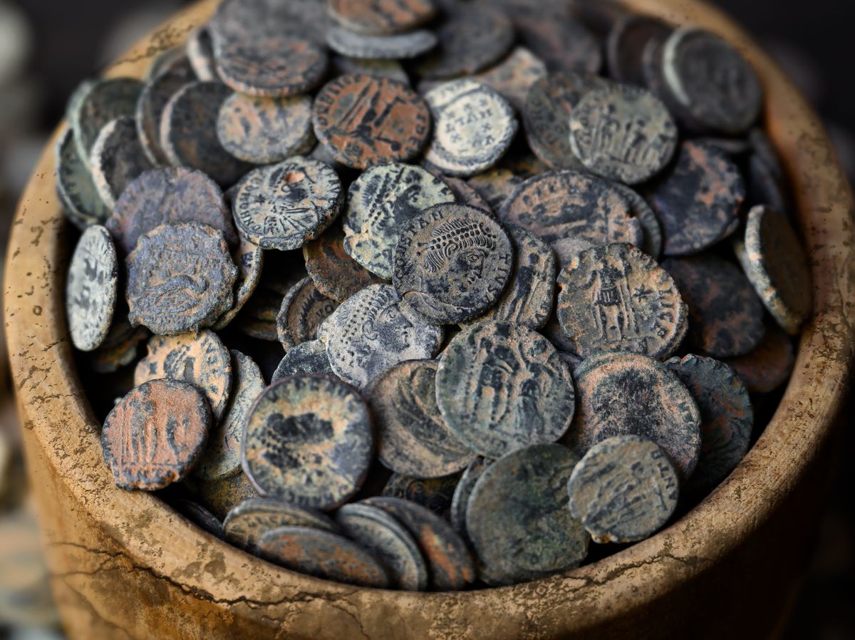 Arqueóloga encontra moeda de 2 mil anos em Jerusalém