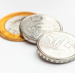 Por que o ímã não atrai algumas moedas de R$ 1 e R$ 0,50