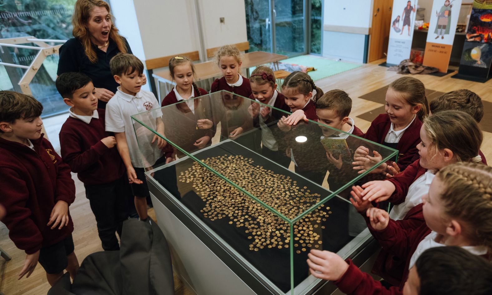 Alunos ingleses veem de perto o maior achado de moedas de ouro da Idade do Ferro na Grã-Bretanha
