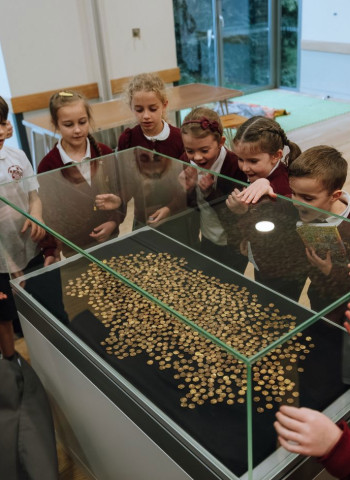 Alunos ingleses veem de perto o maior achado de moedas de ouro da Idade do Ferro na Grã-Bretanha