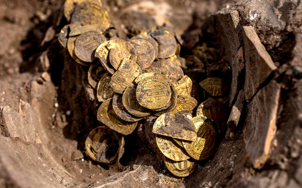 Moedas cortadas e ouro de reinos inimigos: o que revela o tesouro de 1.100 anos que foi achado em Israel