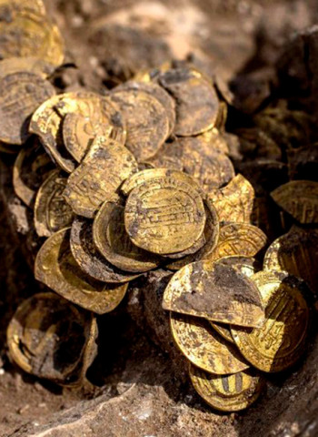 Moedas cortadas e ouro de reinos inimigos: o que revela o tesouro de 1.100 anos que foi achado em Israel