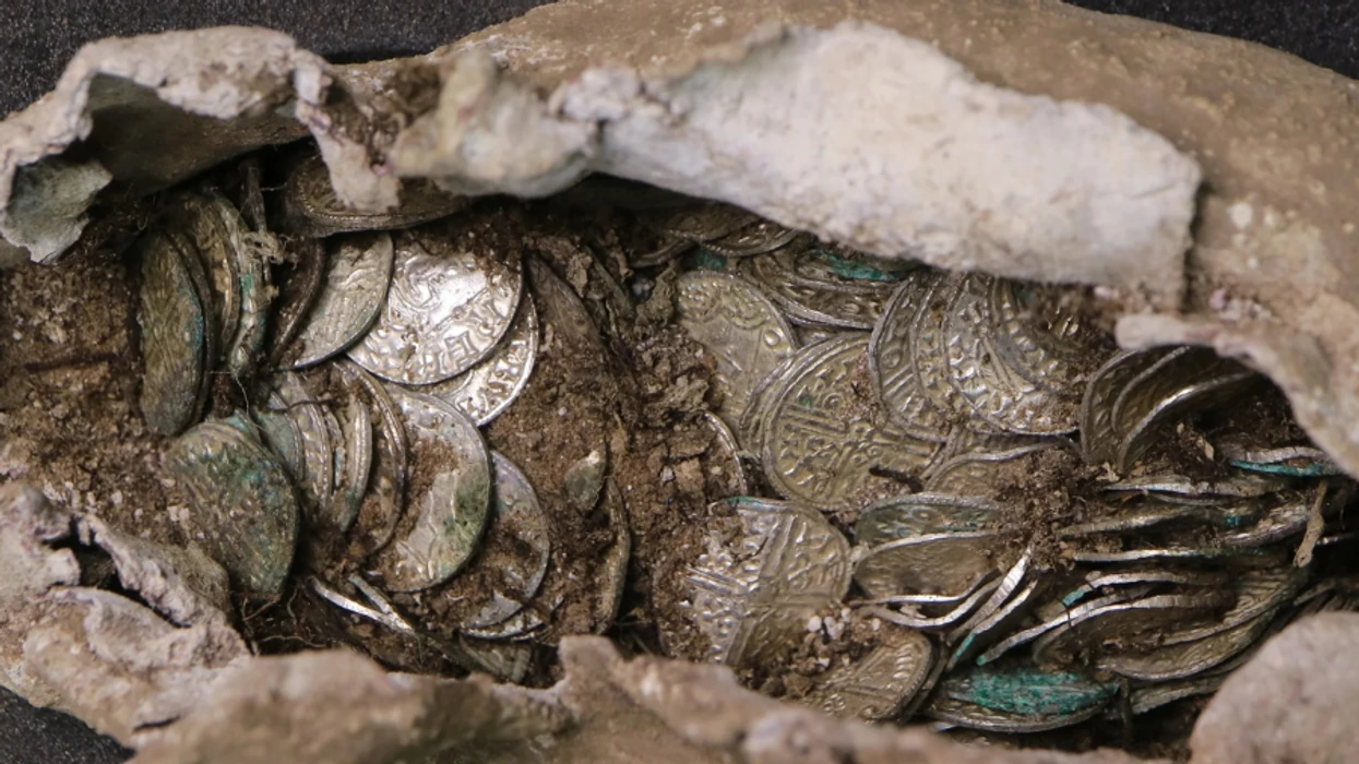 Arqueólogos descobrem tesouro de moedas de 1.000 anos em local de futura usina nuclear na Inglaterra