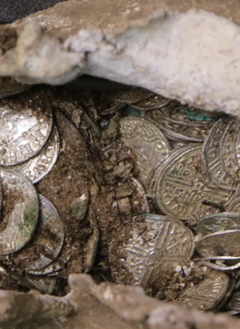 Arqueólogos descobrem tesouro de moedas de 1.000 anos em local de futura usina nuclear na Inglaterra