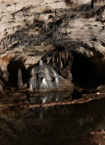 Cientistas identificam santuário romano de 1.900 anos e encontram moeda presa entre formações rochosas