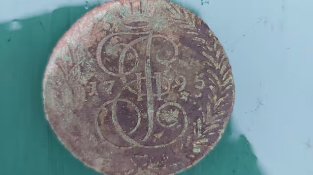 Aluno Descobre Moeda Russa de 230 Anos no Parque de Espoo