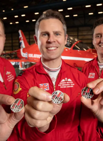 Inglaterra lança moeda comemorativa pelos 60 anos do Red Arrows – e visitantes poderão cunhar a própria peça