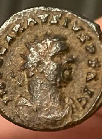 Descoberta de Tesouro Romano de 1.800 Anos em Campo da Inglaterra Pode Render Até US$ 2 Mil em Leilão