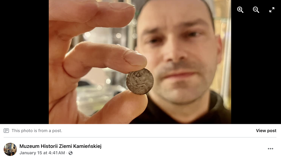 Detector de metais encontra moeda medieval de prata com cruz na Polônia