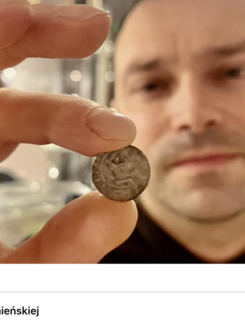 Detector de metais encontra moeda medieval de prata com cruz na Polônia