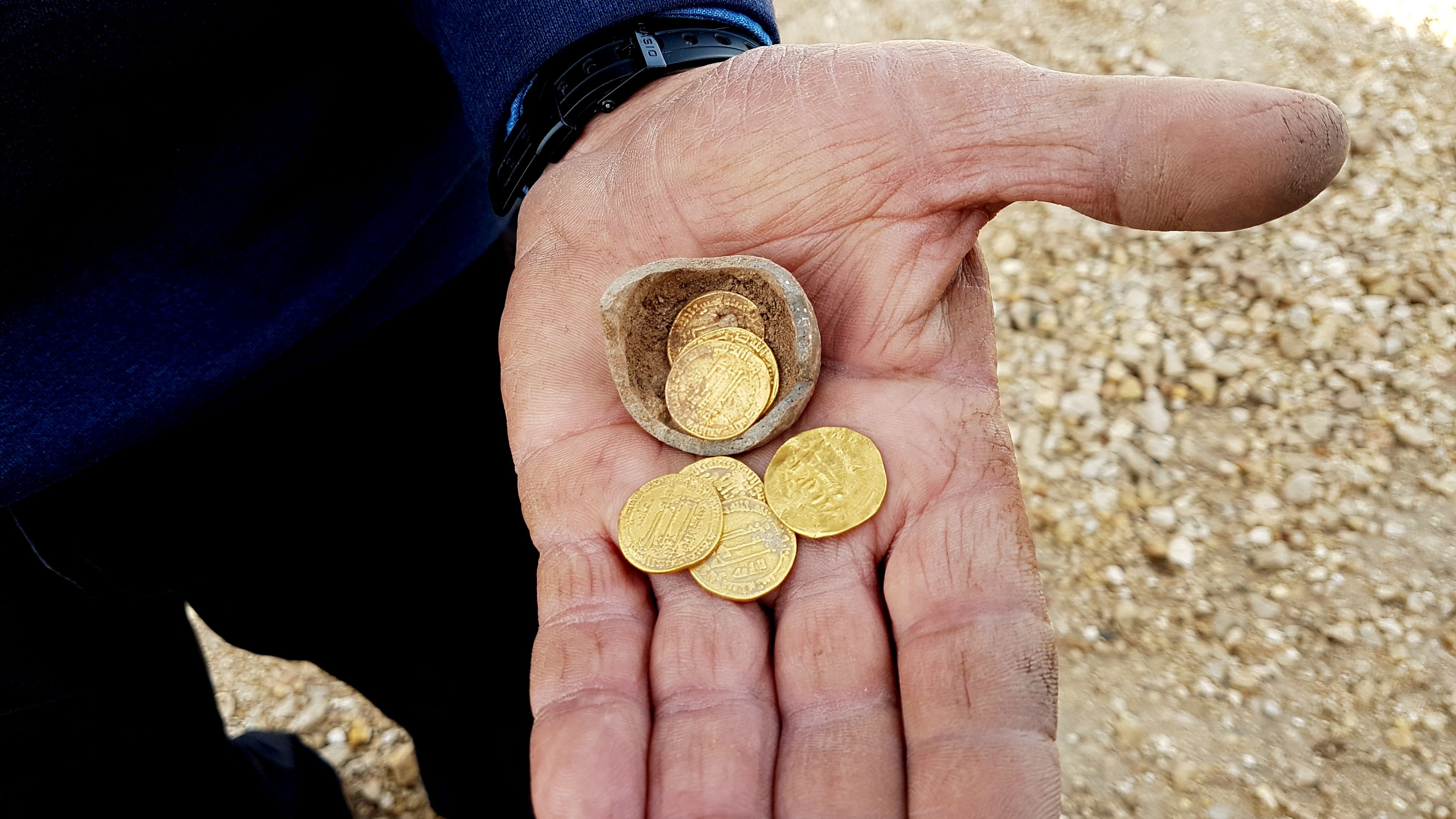 Tesouro de moedas de ouro de 1.200 anos é descoberto em Yavneh: novas imagens e vídeos exclusivos