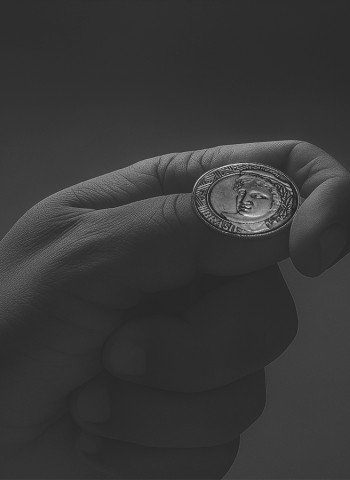 Cara ou Coroa: Como a sorte Moldou Séculos de Escolhas