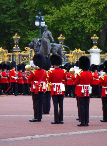 “God Save the Queen/King”: o lema que marcou moedas, cerimônias e protestos