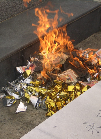 Dinheiro do Inferno: Por Que os Chineses Queimam "Bilhões" em Notas Falsas para os Mortos?