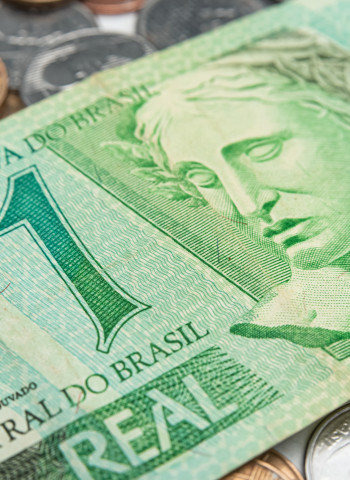 Deus Seja Louvado: O Debate Sobre a Frase nas Notas do Real