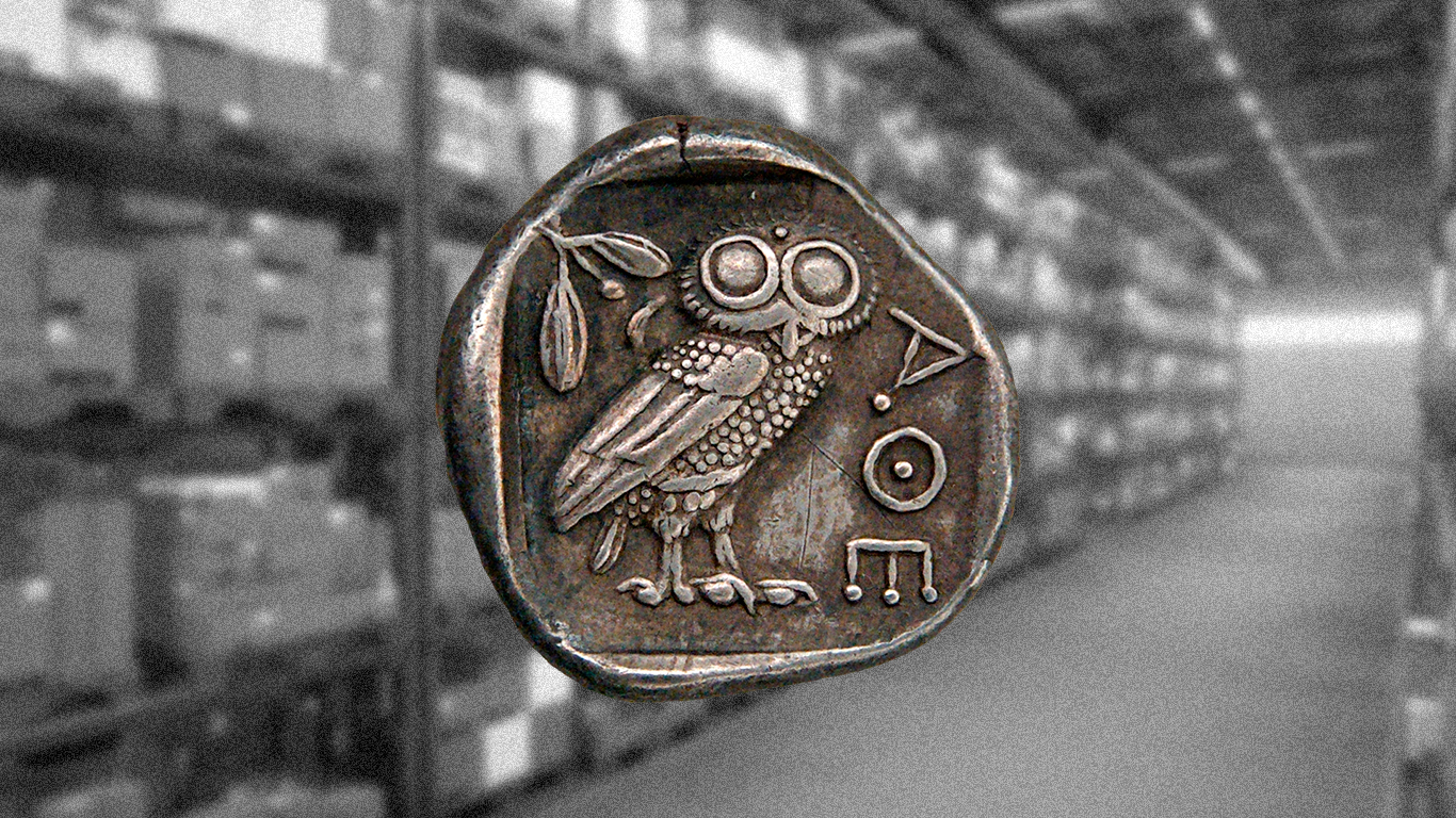 Moedas antigas contrabandeadas do Reino Unido são recuperadas e entregues ao Departamento de Antiguidades em Chipre