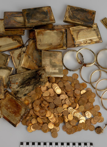 Desenterrando o Passado: Tesouro com 598 Moedas de Ouro é Encontrado por Caminhantes na República Tcheca