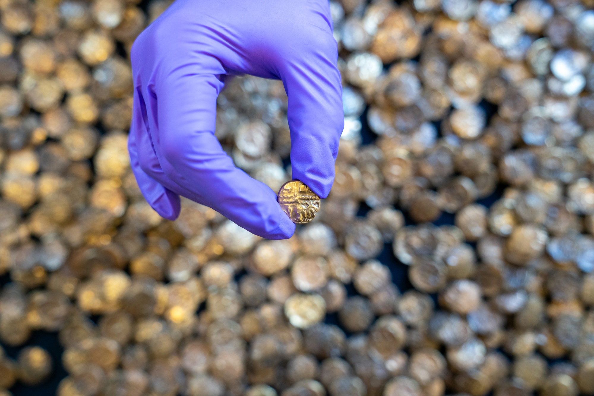 Tesouro 'Único' com 933 Moedas de Ouro da Idade do Ferro Vai a Exposição Permanente na Inglaterra