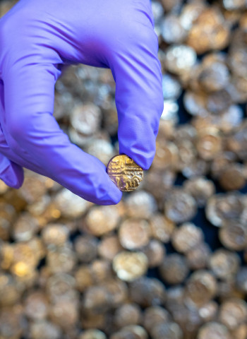 Tesouro 'Único' com 933 Moedas de Ouro da Idade do Ferro Vai a Exposição Permanente na Inglaterra
