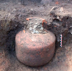 Milhares de moedas romanas aparecem intactas em Senon