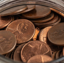 Com o fim da produção do centavo americano, varejistas nos EUA enfrentam problemas de troco e insegurança jurídica