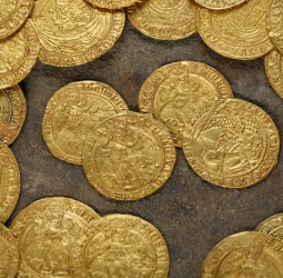 Tesouro Tudor descoberto em jardim inglês é vendido na Suíça após falha de museus britânicos