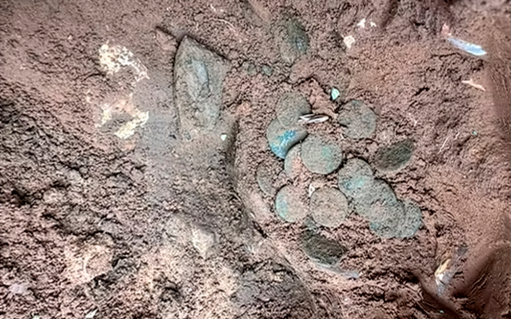 Detectoristas acham tesouro de 400 moedas romanas em campo no sul da Inglaterra