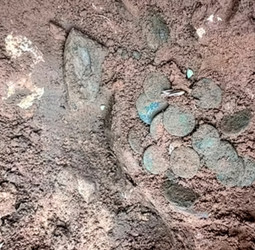 Detectoristas acham tesouro de 400 moedas romanas em campo no sul da Inglaterra