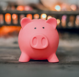 Por que o cofrinho é um porquinho? A curiosa história do símbolo da poupança