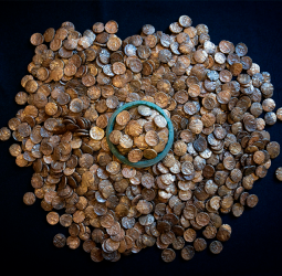 Mais de 900 moedas de ouro datadas de 60 a 20 a.C. revelam segredos de poder, guerra e alianças na Grã-Bretanha antes de Roma.