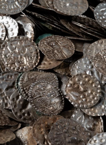Tesouro medieval com até 20 mil moedas de prata é encontrado por acaso nos arredores de Estocolmo