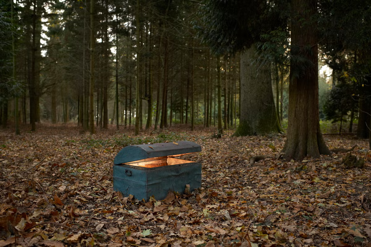 Mulher acha tesouro medieval com mais de 2 mil moedas na República Tcheca