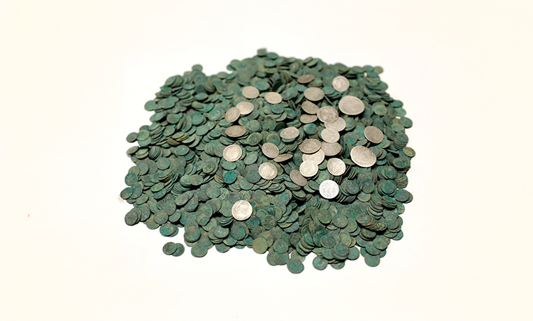 Enterradas por mais de três séculos, 5 mil moedas de cobre e 29 de prata revelam a turbulenta vida econômica da Polônia antiga
