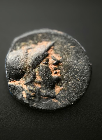 Adolescente encontra moeda grega antiga em rua de Berlim