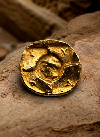 Moeda de ouro de Siracusa do século 5 a.C. é encontrada em túmulo na Sicília
