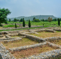 Descoberta em Taxila revela moedas de 2 mil anos do Império Kushan e evidências de pluralismo religioso