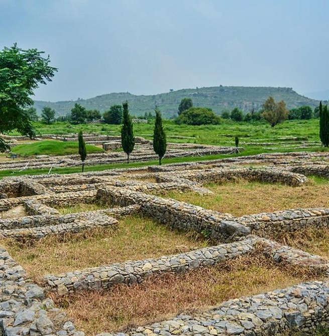 Descoberta em Taxila revela moedas de 2 mil anos do Império Kushan e evidências de pluralismo religioso
