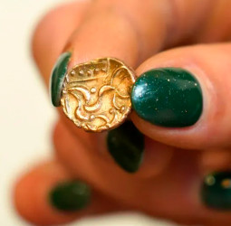 Moeda de ouro celta rara é vendida por R$ 3.300 no Reino Unido