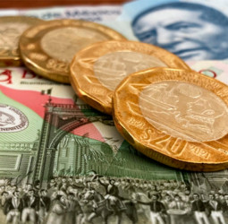 Enquanto a nota se despede, as moedas bimetálicas de 12 lados entram em cena no México