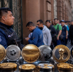 Torcedores encaram fila no México para garantir moedas da Copa de 2026