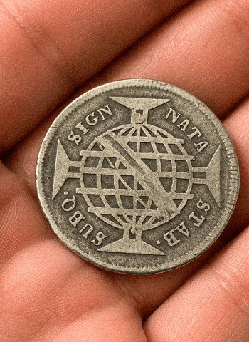 Menina de 10 anos publica estudo sobre moedas falsas do Brasil Colônia em revista científica