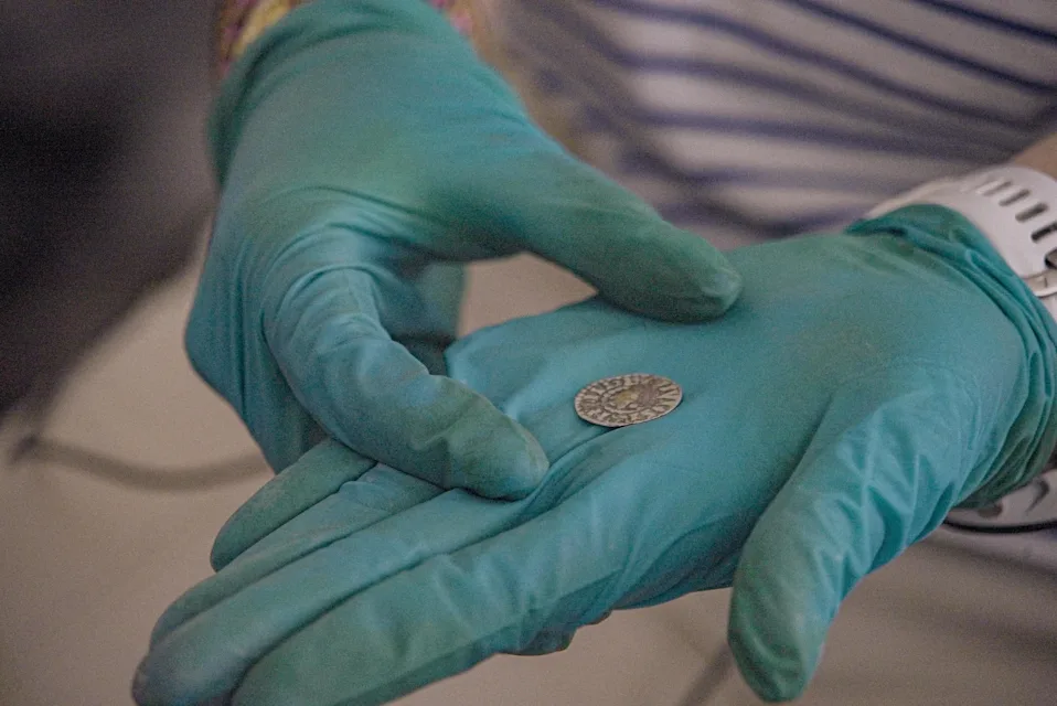 Moeda de Constantino encontrada sob Notre-Dame ajuda a reconstituir história de Paris