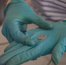 Moeda de Constantino encontrada sob Notre-Dame ajuda a reconstituir história de Paris