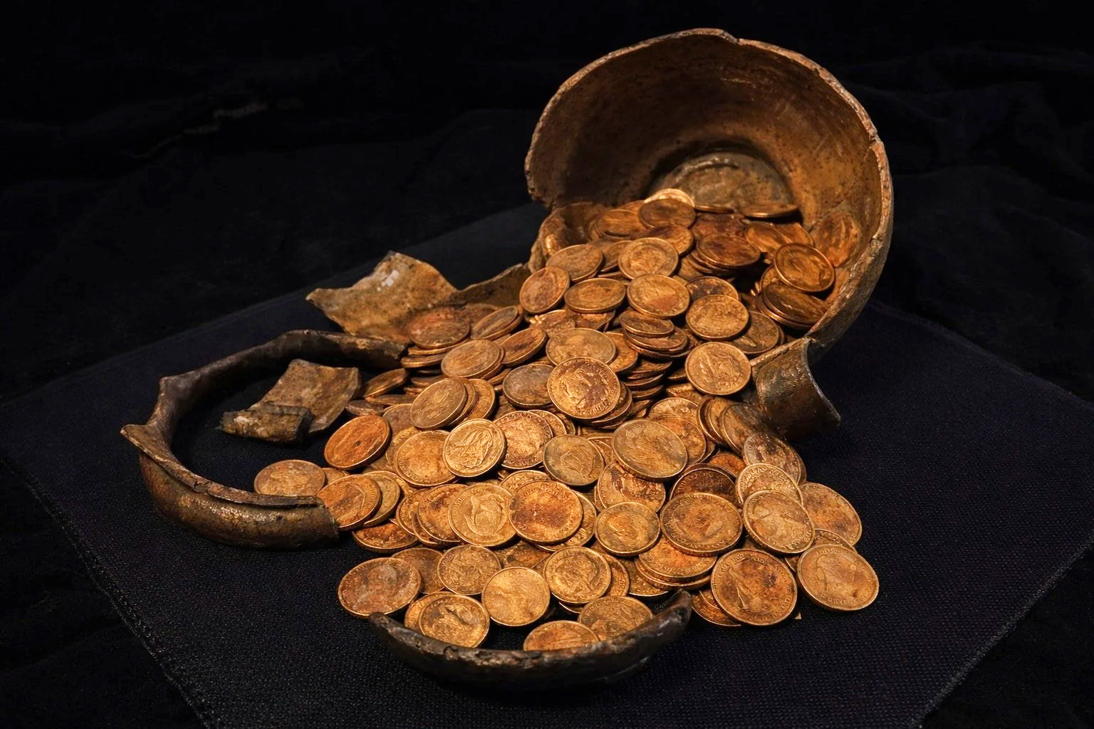 Tesouro de ouro enterrado revela moedas raras e mistério na Rússia