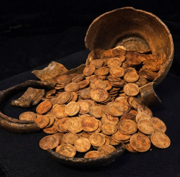 Tesouro de ouro enterrado revela moedas raras e mistério na Rússia