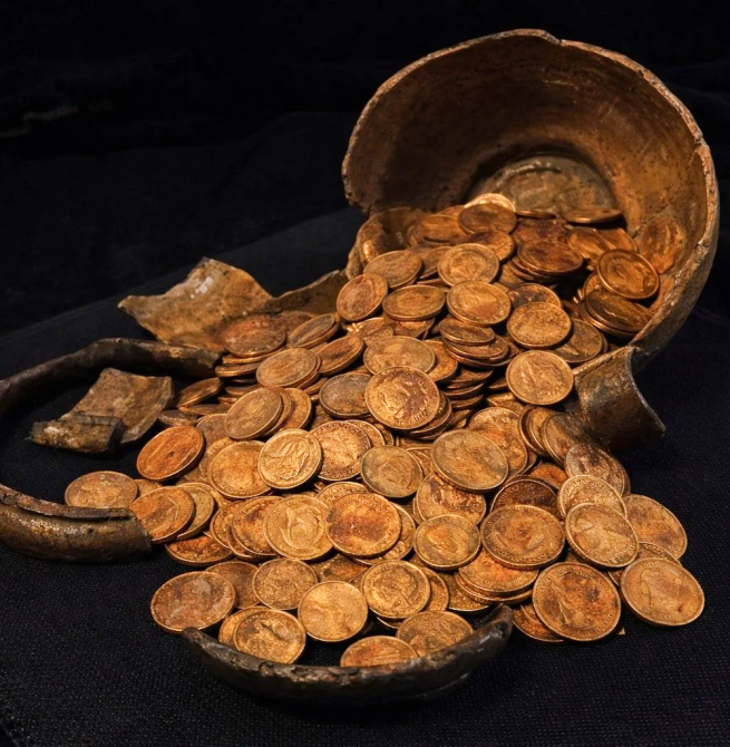 Tesouro de ouro enterrado revela moedas raras e mistério na Rússia